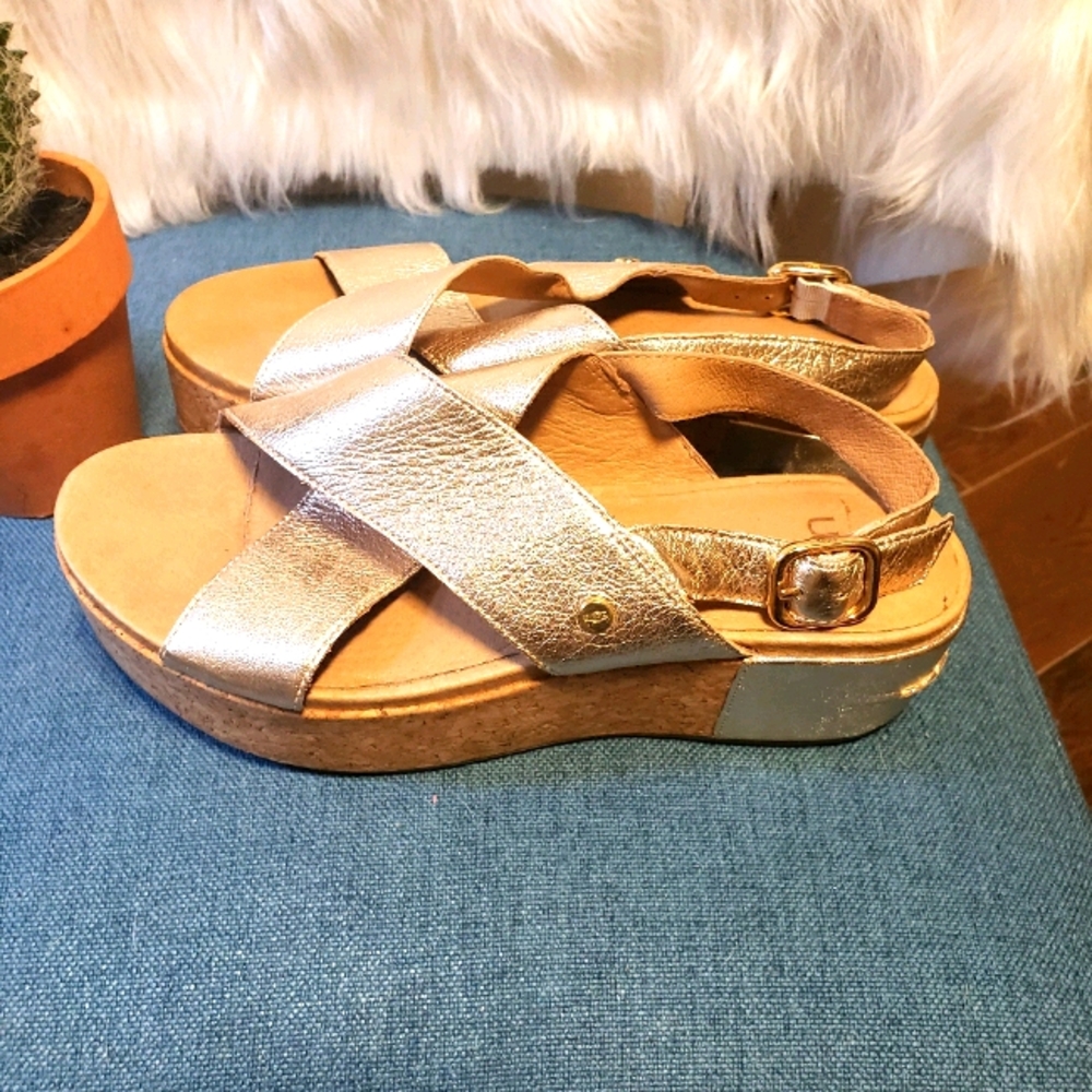 Very good condition lightly used ugg sandals